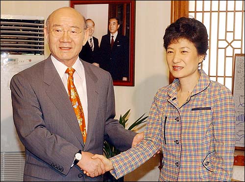박근혜 당시 한나라당 대표가 지난 2004년 8월 9일 오전 연희동 전두환 전 대통령을 예방, 악수를 나누고 있다.